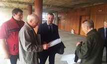 Четверо чоловіків перебувають у приміщенні під час роботи.