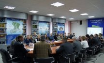 Учасники наради за столом.