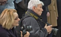 Чоловік та жінка тримають у руках фотоапарати.