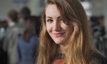 Жінка з довгим волоссям посміхається.