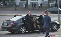 Чоловік виходить автомобіля. Біля нього ще декілька чоловіків.
