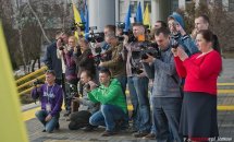 Багато людей з відеокамерами.