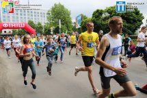 Група людей біжить на дворі.