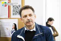 Чоловік з вусами дивиться убік.