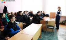 Студенти сидять у приміщенні, де доповідач розповідає про надання адміністративних послуг.