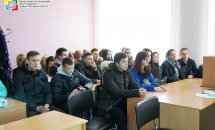 Студенти сидять за столами.