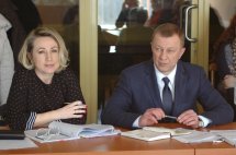 Чоловік та жінка сидять за столом.
