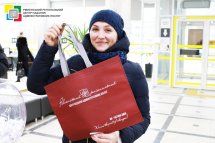 Жінка тримає у руках пакет червоного кольору.