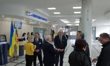 Люди перебувають у приміщенні та спілкуються між собою.