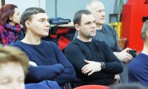 Чоловіки сидять у приміщенні.