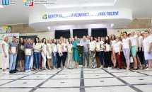Групове фото у приміщенні Центру надання адміністративних послуг.