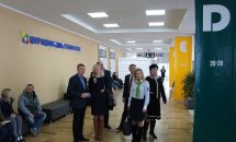 Люди перебувають у приміщенні Центру надання адміністративних послуг.