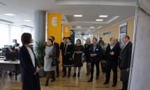 Група людей перебуває у приміщенні.