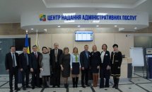 Групове фото в приміщенні Центру надання адміністративних послуг.
