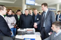 Група чоловіків у ділових костюмах спілкуються між собою.