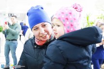 Жінка тримає на руках дитину.