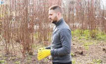 Чоловік стоїть у жовтих рукавицях.