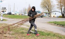 Жінка несе гілки.