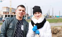 Чоловік та жінка дивляться в камеру.