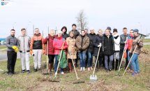 Групове фото учасників прибирання території.