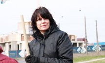 Жінка дивиться в камеру.