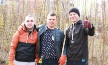 Троє чоловіків дивляться в камеру.