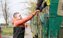 Чоловік подає гілки.