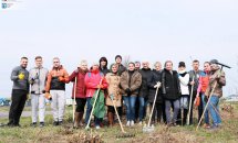 Групове фото людей після прибирання.