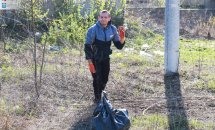Чоловік у темному одязі посміхається в камеру.
