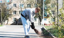 Чоловік замітає дорогу.