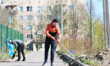Чоловік прибирає на дворі.