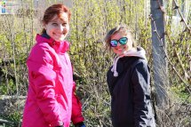 Дві жінки дивляться в камеру та усміхаються