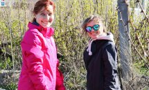Дві жінки дивляться в камеру та усміхаються