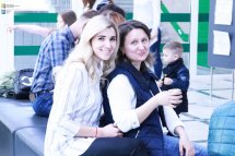 Дві жінки сидять у приміщенні.