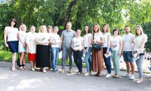 Групове фото на фоні дерев.