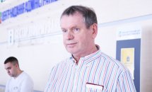 Чоловік старшого віку перебуває у приміщенні.