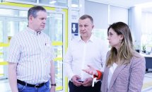 Жінка та двоє чоловіків спілкуються між собою.