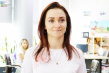 Жінка з рудим волоссям перебуває у ЦНАПі.
