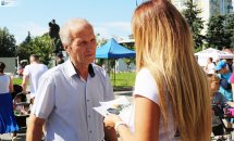 Жінка спілкується на дворі з чоловіком старшого віку надворі.
