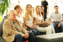 Чоловіки та жінки сидять у приміщенні.