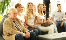 Чоловіки та жінки сидять у приміщенні.