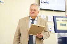 Чоловік старшого віку перебуває у приміщенні.