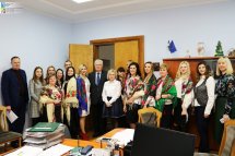 Багато людей позують для спільного фото у приміщенні.