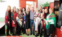 Група людей у хустках фотографуються.