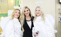 Жінка та дві жінки у костюмах янгола позують для фото.