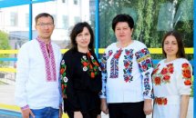 Чотири жінки у вишиванках позують на фоні приміщення.