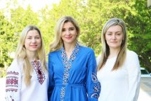 Три жінки у вишиванках.