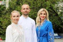 Чоловік та дві жінки позують у вишиванках.