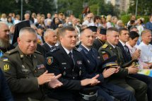 Офіцери та представники силових структур сидять у першому ряду на офіційному заході.