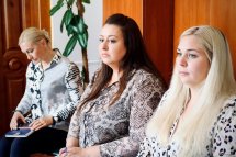  Співрозмовниці уважно слухають, сидячи в офісі.
